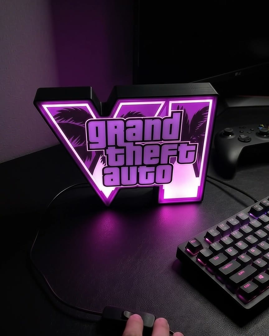 Luminária do GTA 6 acesa em roxo e rosa sobre uma mesa gamer